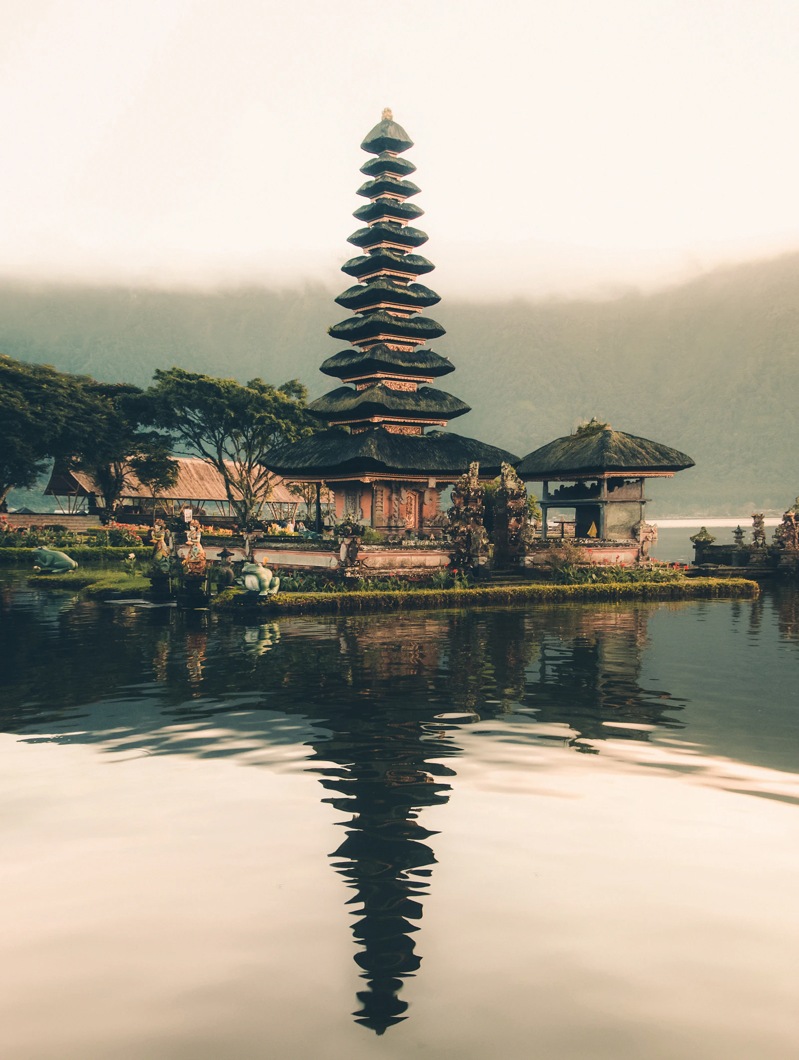 De tempel Pura Ulun Danu Bratan aan een meer op Bali